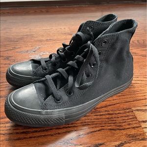 Black high top converse:)